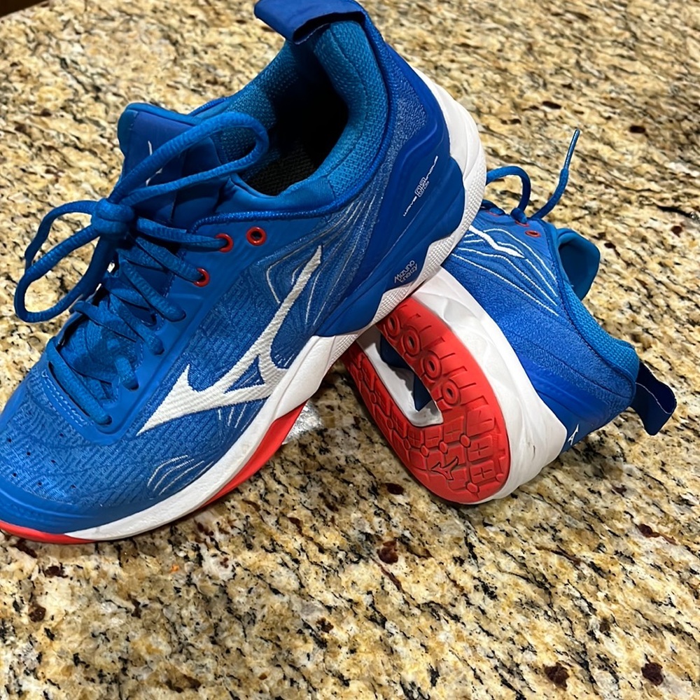 Mizuno Women's 2 Wave Luminous Volleyball Shoe, sz 7, competition blue